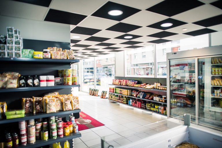 Création de la boucherie des lumières à Décines - Kami Architecture - vue de l'épicerie